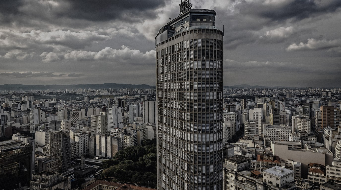 Brasil vende energia limpa pro mundo enquanto se afoga em casa