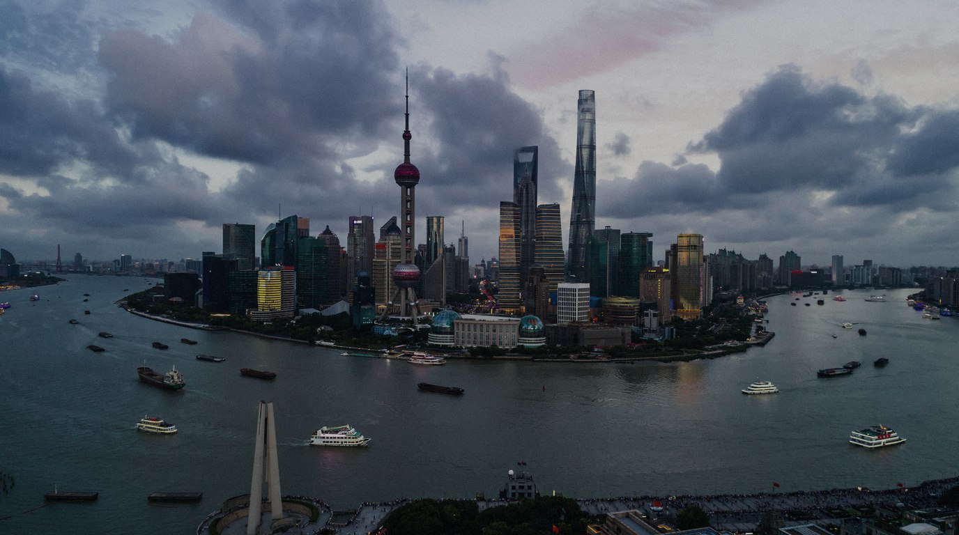 A munição digital: por que a China injeta US$ 50 bilhões em centros de dados para fugir do cerco americano